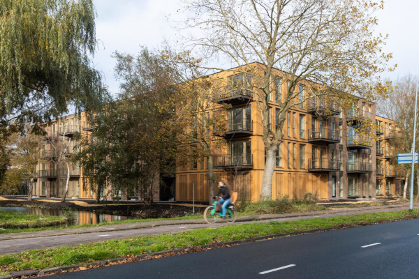 Grootste houten woongebouw in zeven maanden gerealiseerd